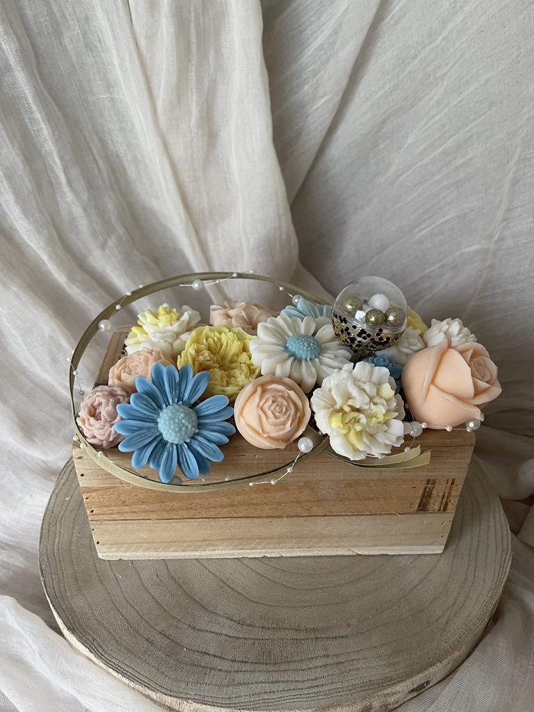 Alliez les couleurs printanières chaudes et les décorations stylées avec cette composition parfum : fleur de coton