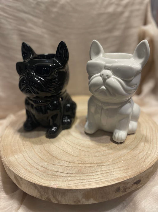 ajoutez une touche élégante et stylée à votre décoration d'intérieur avec ce joli chien en blanc ou noir