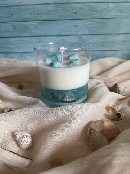 Succomber à cette magnifique bougie ornée de coquillages naturels et son doux parfum de Monoï lui va comme un gant