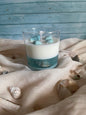 Succomber à cette magnifique bougie ornée de coquillages naturels et son doux parfum de Monoï lui va comme un gant