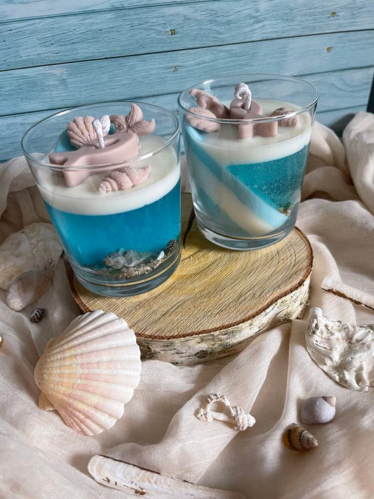 somptueuse bougie sur le thème marin avec ses coquillages et son sable naturels . Son parfum de Monoï lui va comme un gant