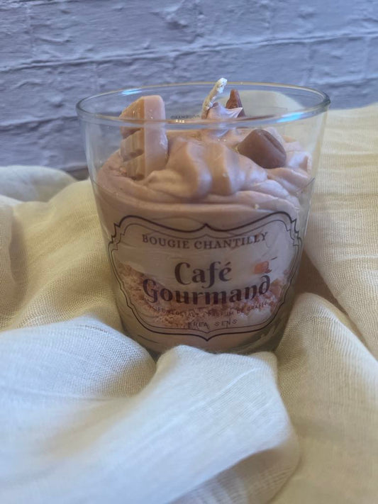 le parfum gourmand de cette bougie chantilly va vous transporter dans  l'univers des torréfacteurs 